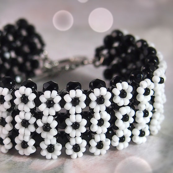 Flower seed bead bracelet - Basic daisy stitch thread pattern