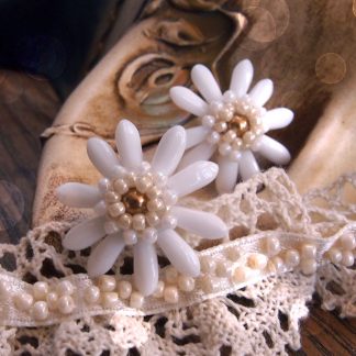 beaded flower earrings tutorial, white lady flower earrings beading pattern