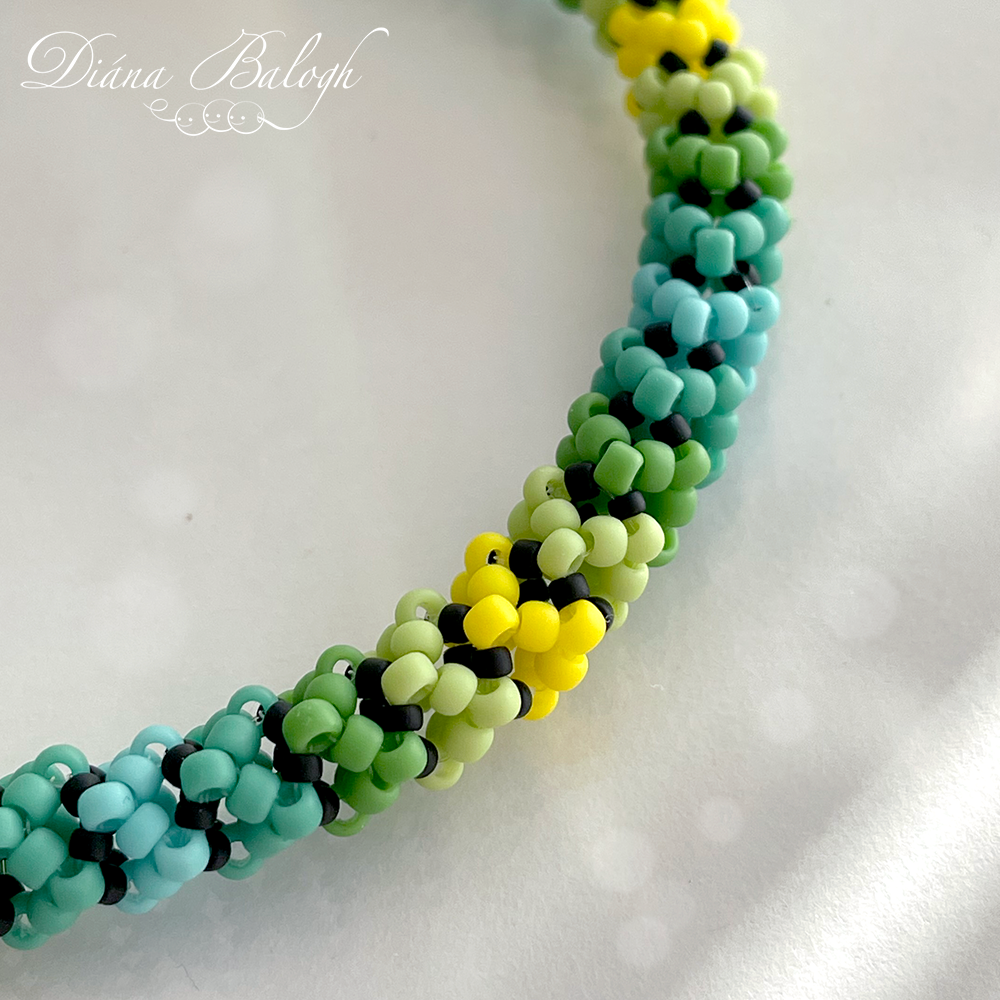 bead pattern seed bead bracelet, chenille stitch bracelet